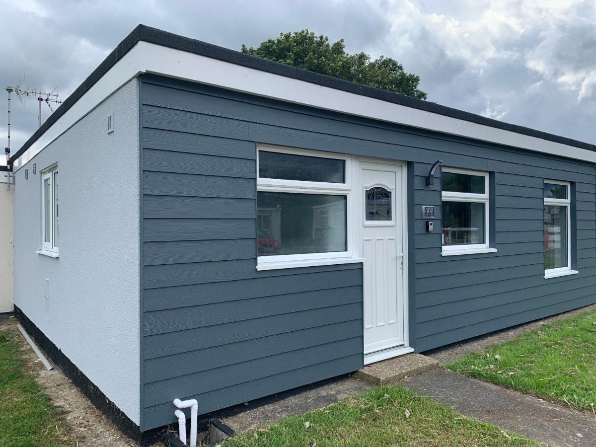 Salty Dogs Chalet Lowestoft Exterior photo
